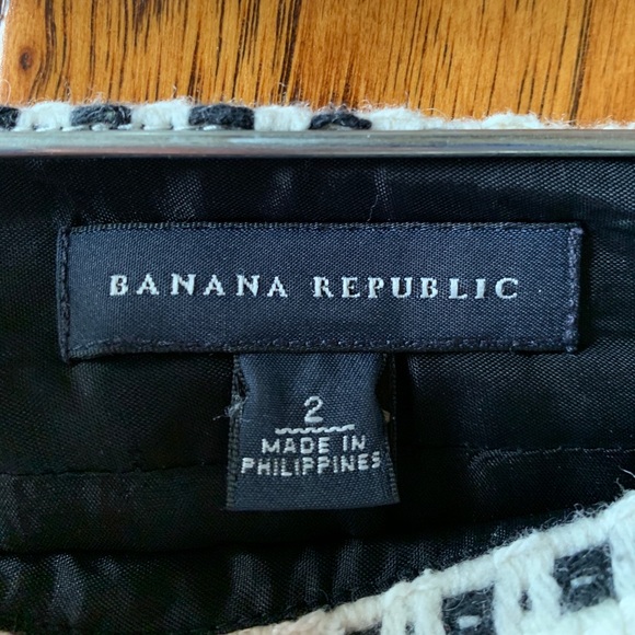 2/$20 Banana Republic Houndstooth Skirt - Picture 4 of 4